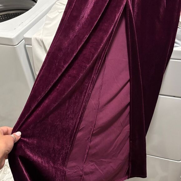 Super down Elegant Velvet Gown in Deep Purple with slit, size XS. NWT - Picture 5 of 9